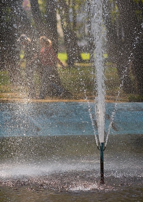 Fontána v parku / A fountain in a park