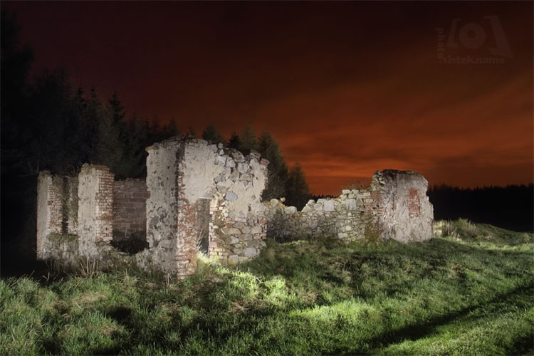 Ruiny v noci / Ruins at night