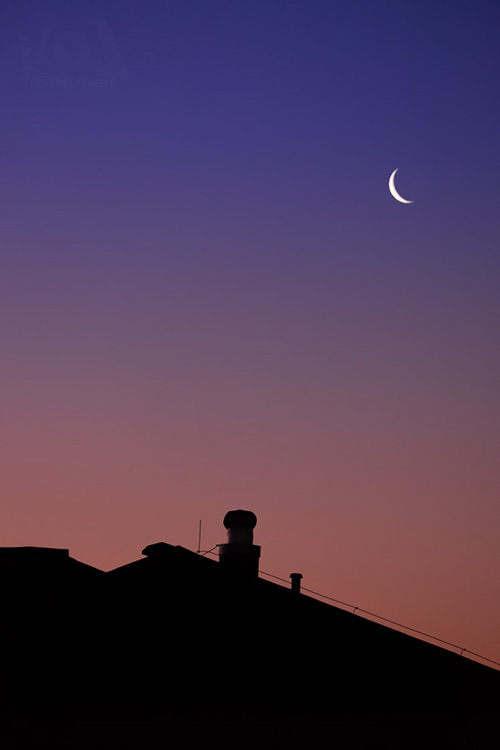 Měsíc nad střechami / Moon over roofs