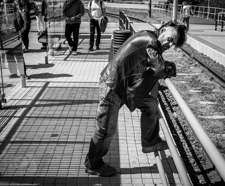 Na zastávce tramvaje / At a tram stop