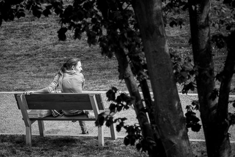 Žena na lavičce / A woman on a bench