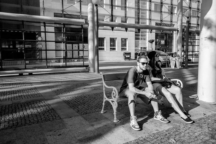Mladý pár na lavičce / Young couple on the bench