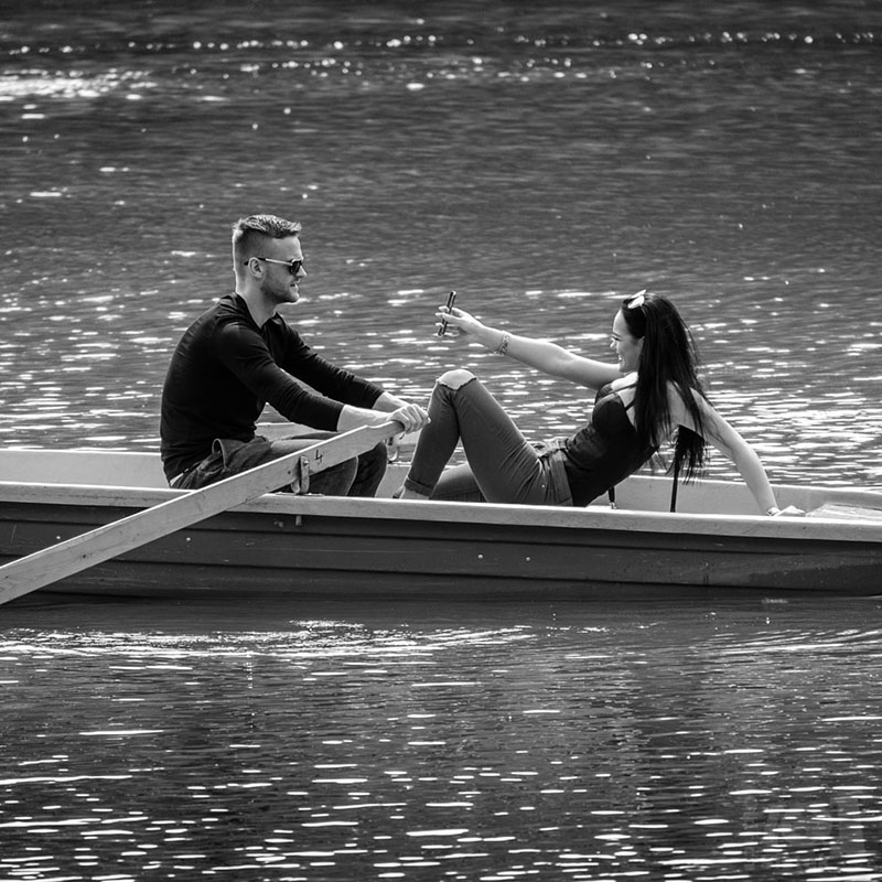 Dvojice v loďce / A couple on a boat