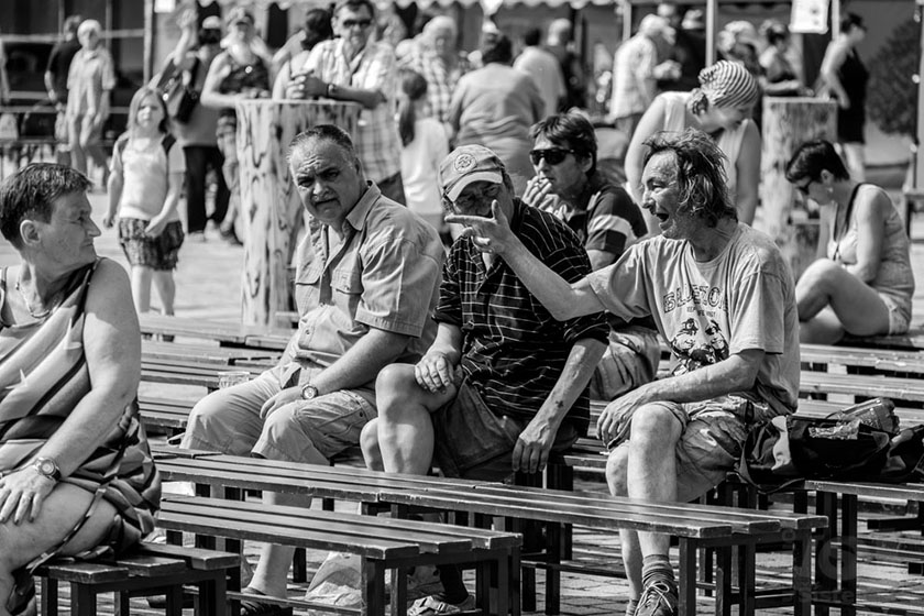 Lidé na lavičkách / People on the benches