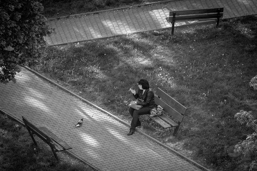 Kouřící žena a holub / Smoking woman and a pigeon