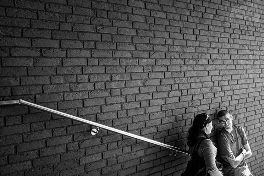 U cihlové zdi / At the brick wall