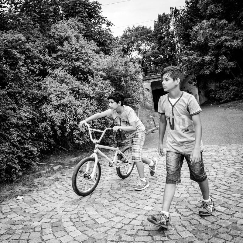 Dva chlapci s kolem / Two boys with a bicycle