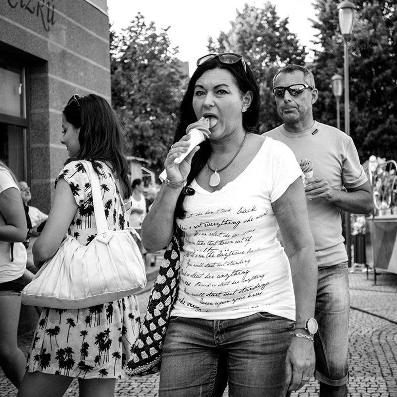 Žena se zmrzlinou / A woman with ice-cream