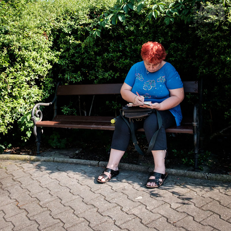 Zrzka s křížovkou / A redhead with crossword puzzle