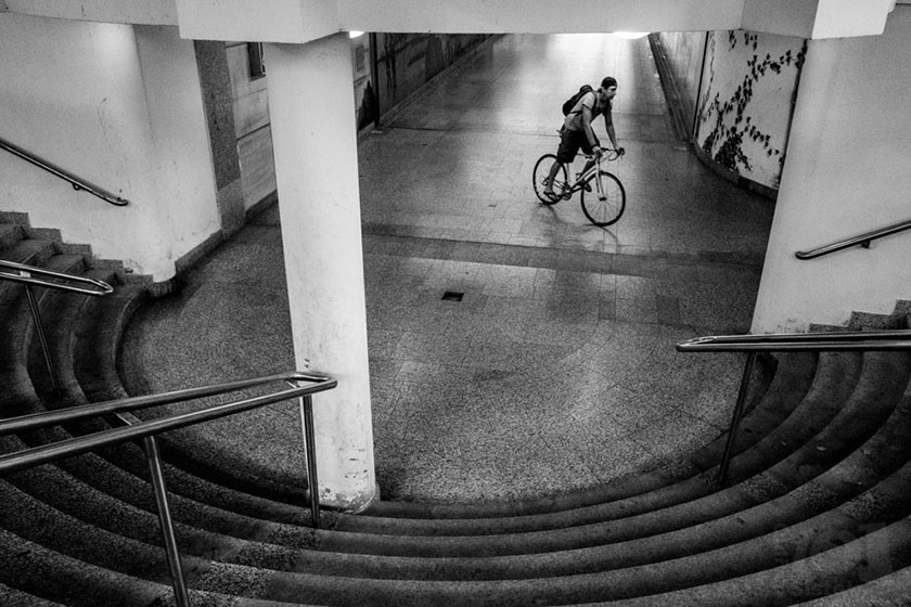 Cyklista v podchodu / A biker in the underpass