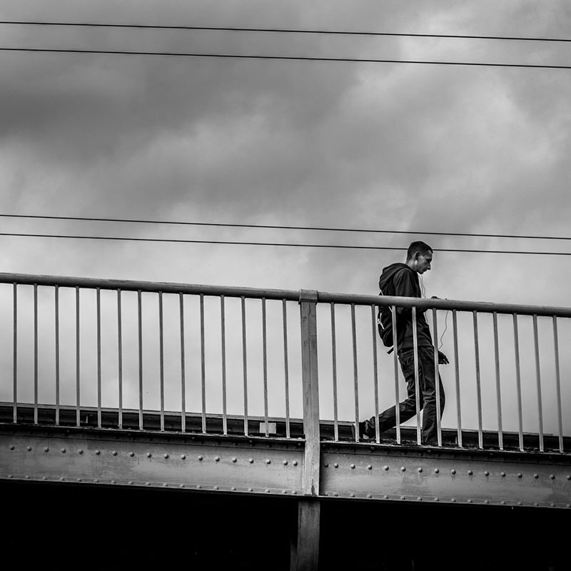 Chodec na mostě / A walker on the bridge