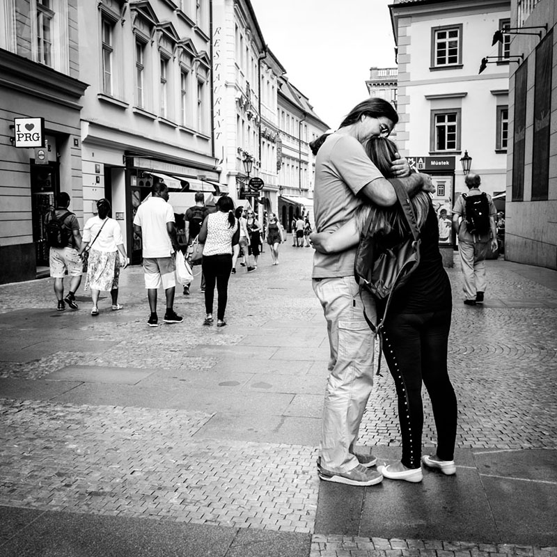 Objetí na ulici / A hug in the street