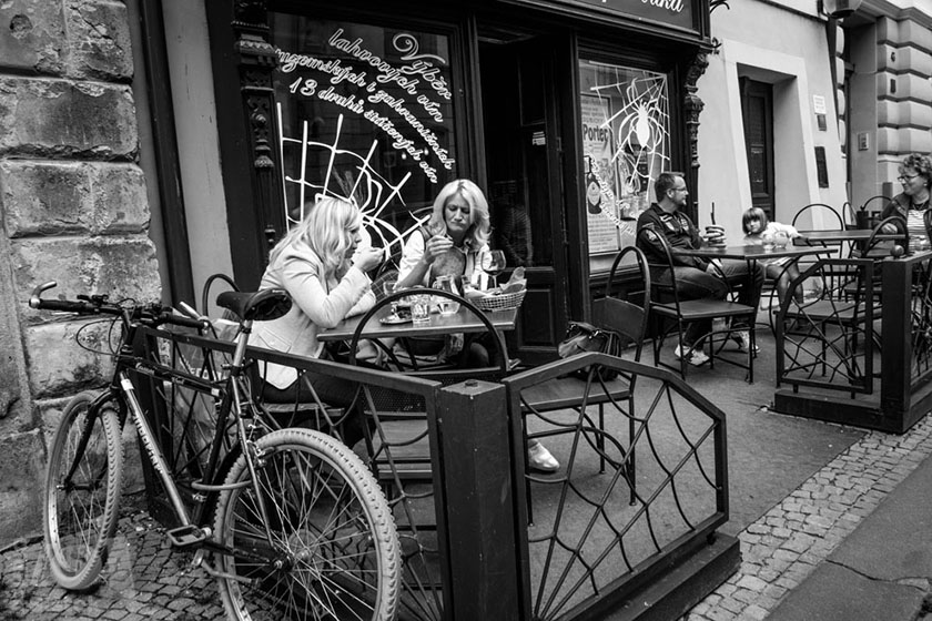 Kolo u kavárny / A bicycle at the cafe